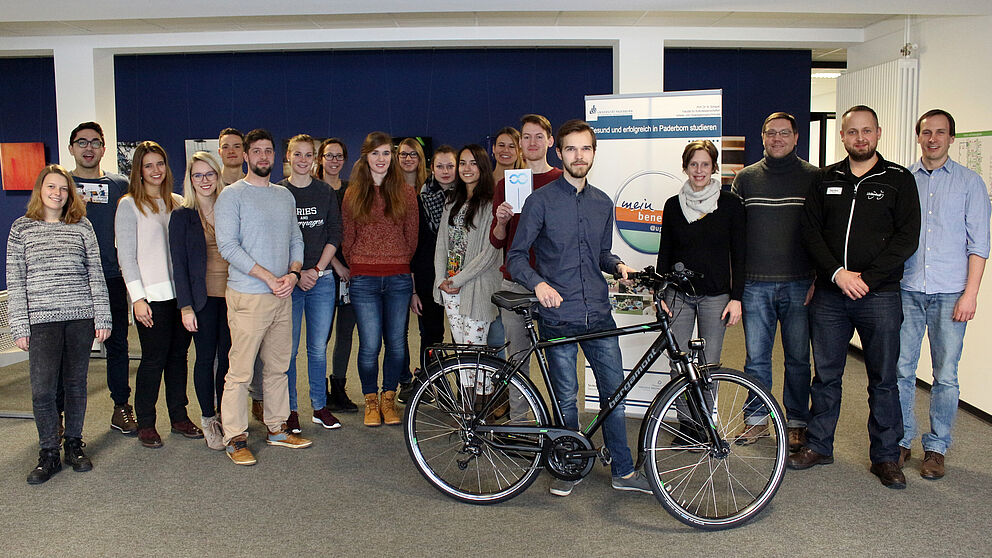 Foto (Heiko Appelbaum): Einige der Ausgezeichneten mit dem Hauptgewinner Tobias Bührmann (5. v. r.), dem Sponsor Paul Bala (Löckenhoff, 2. v. r.) sowie den Projektbeteiligten Alexander Brüne (rechts), Uli Kussin (3. v. r.) und Jun.-Prof. Dr. Miriam Keh