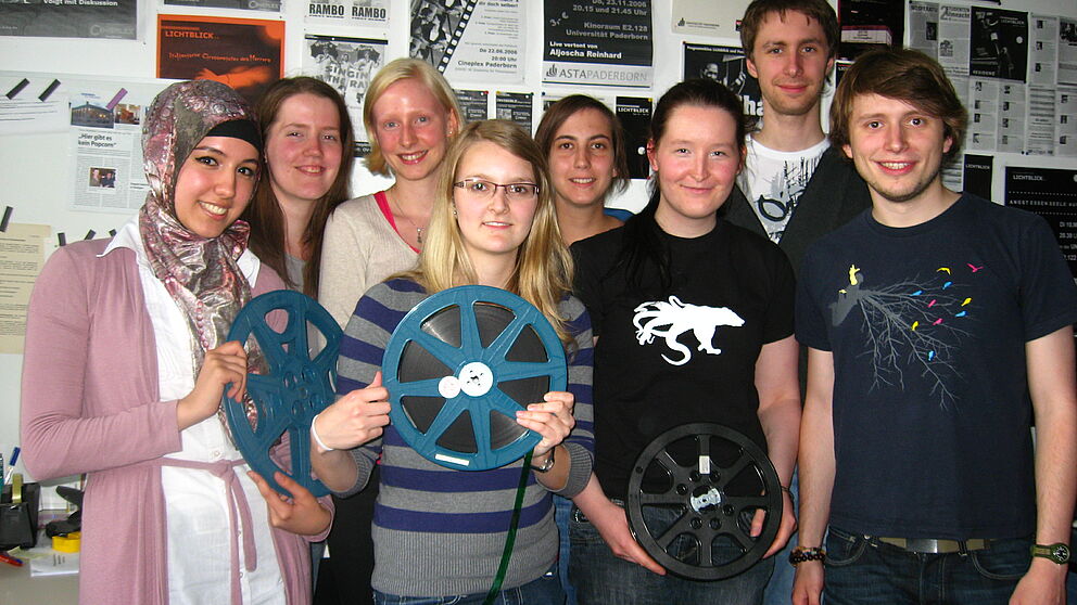 Foto: Die Organisatoren (von links) Betül Daskin, Katharina Nordenbrock, Sophie Charlotte Erichsen, Corinna Neu, Stefanie Treczokat, Johanna Doyé, Flemming Feß und Martin Fromme freuen sich auf eine spannende Studentenfilmnacht.