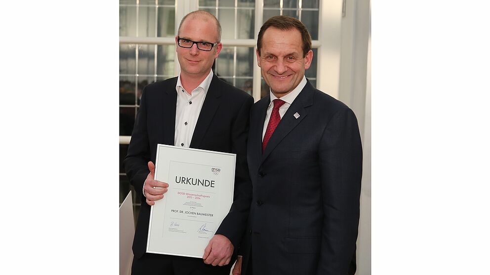 Foto (Universität Paderborn): Prof. Dr. Jochen Baumeister (links) von der Universität Paderborn mit DOSB-Präsident Alfons Hörmann.