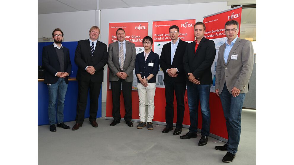 Foto: (FUJITSU, Dieter Tenberg): Florian Schmidt (Projekt Manager im Future Lab), Jens-Peter Seick (Vice President, Betriebsleitung Paderborn) und Dr. Jürgen Schrage (Leiter des Future Lab) von der FUJITSU Technology Solutions GmbH; Student Shota Sato, T