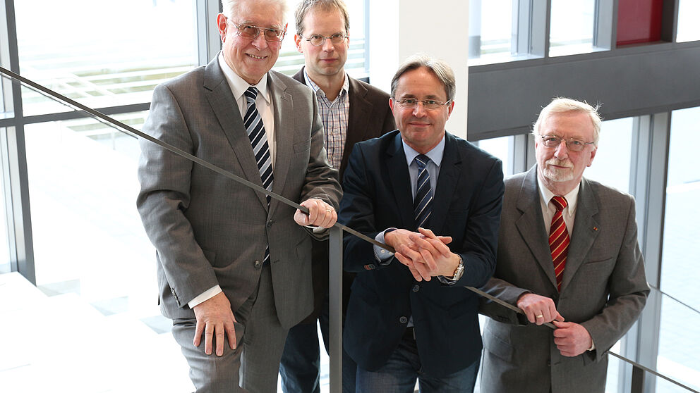 Foto (Universität Paderborn, Julia Pieper), v. li.: Prof. em. Dr. Otto Rosenberg, Heiko Appelbaum, Tibor Werner Szolnoki und Prof. em. Dr. Dr. h. c. mult. Peter Freese.