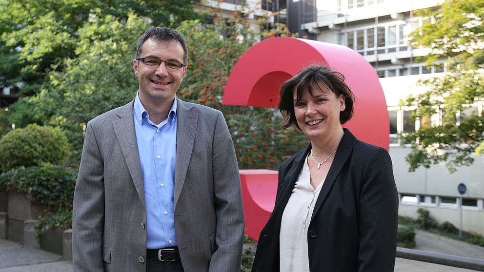 Foto (Universität Paderborn, Frauke Döll): Prof. Dr. Martin Schneider, Dekan Fakultät für Wirtschaftswissenschaften (Uni Paderborn), Dr. Claudia Auinger (IHK Paderborn).