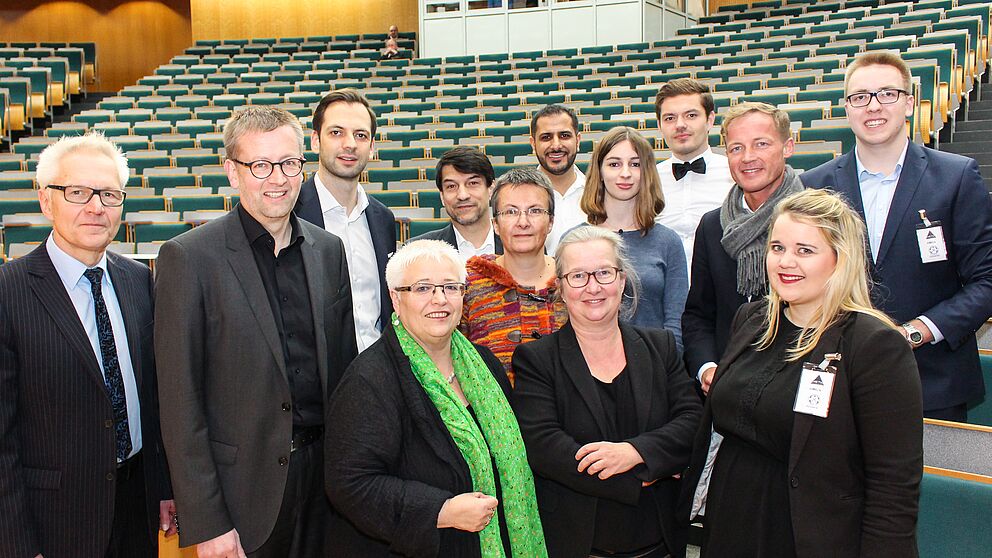 Foto (Universität Paderborn, Johannes Pauly): Vor der Debatte im Audimax (v. l.): Paderborns Vize-Bürgermeister Martin Pantke, SPD-Bundestagsabgeordneter Burkhard Blienert, FDP-Landtagsabgeordneter Marc Lürbke, Grüne-Landtagsabgeordnete Sigrid Beer, A