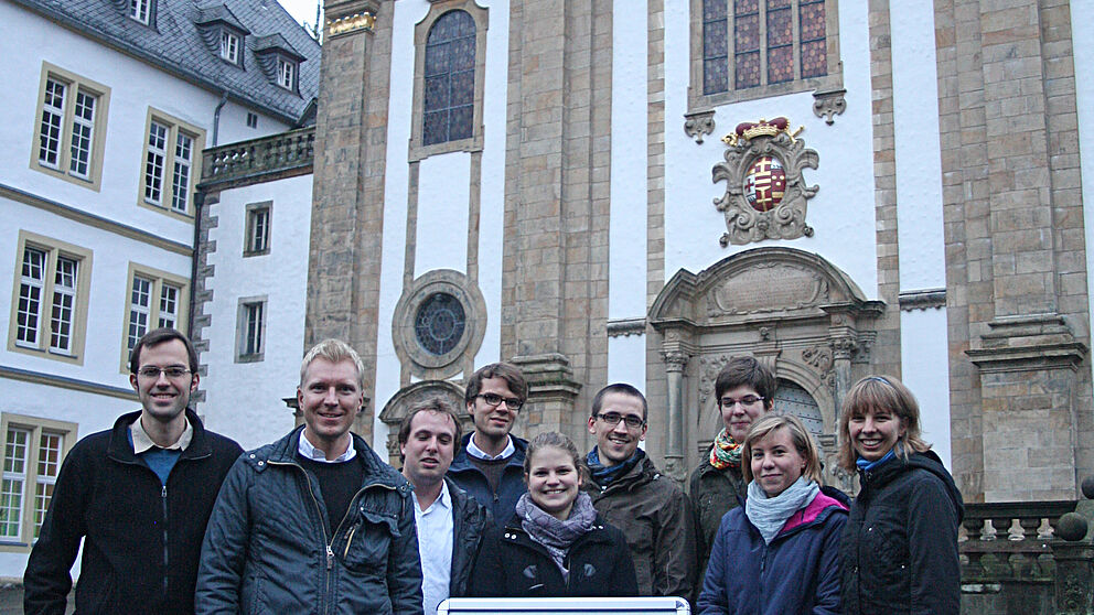 Abbildung (Ingo Kalischek): Ein Teil des Teams sowie einige Studenten vor der Marktkirche: Die Katholische Hochschulgemeinde Paderborn unter anderem um Eric Bernhard (l.), Nils Petrat (2. v. l.) und Simon Stürenberg (4. v. l.) bietet ein buntes Programm 