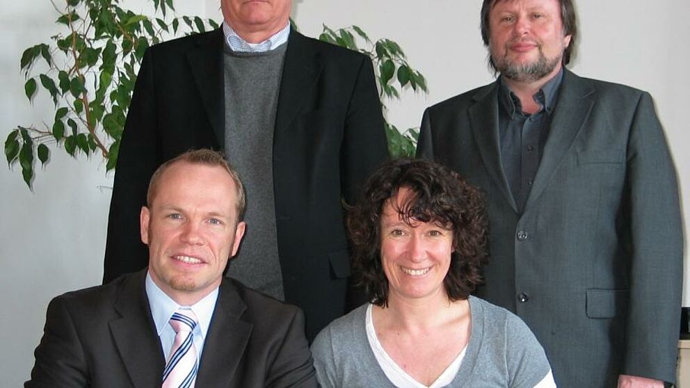 Foto (Arne Burda): Über die neue Stiftungsprofessur „Tax Accounting“ an der Fakultät für Wirtschaftswissenschaften freuen sich der frisch berufene Juniorprofessor Dr. Jens Müller (vorne links), die Prodekanin für Forschung Prof. Dr. Caren Sureth 