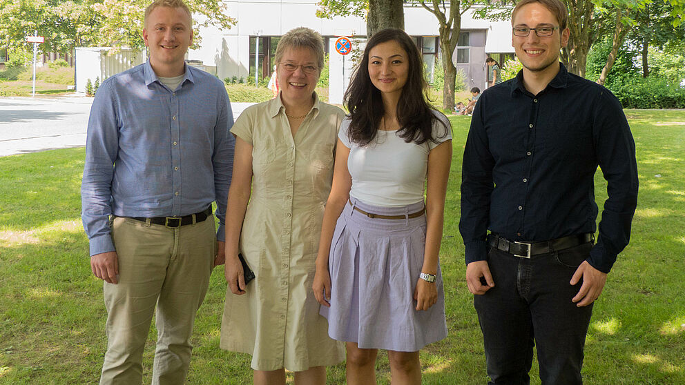Foto (Universität Paderborn): Prof. Dr. Suhl (2. v. l.) und der verantwortliche Mitarbeiter Henry Wolf (1. v. l., beide DS&OR Lab) freuen sich mit Ina Penner (2. v. r.) und Daniel Neumann (1. v. r.) über den erfolgreichen Projektabschluss.