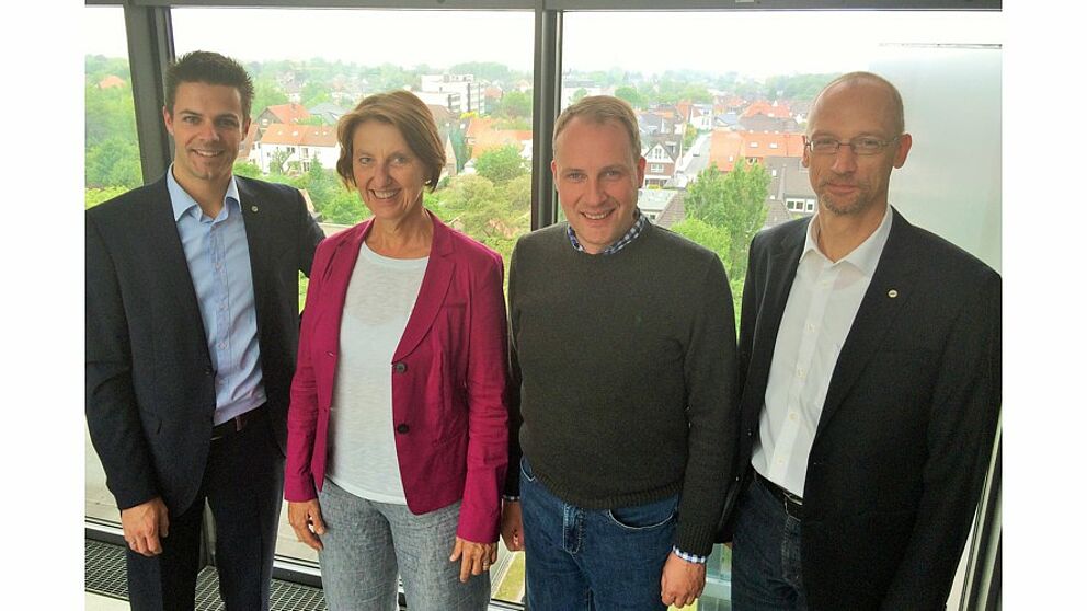 Foto (Universität Paderborn): (v. l. n. r.) Marco Piepenburg (Verkaufsdirektor Warsteiner Gruppe), Prof. Dr. Bettina Schiller (Universität Paderborn), Dr. Peter Karl Becker (Universität Paderborn), Peter Böhling (Leiter Regionalmarken Warsteiner Grupp