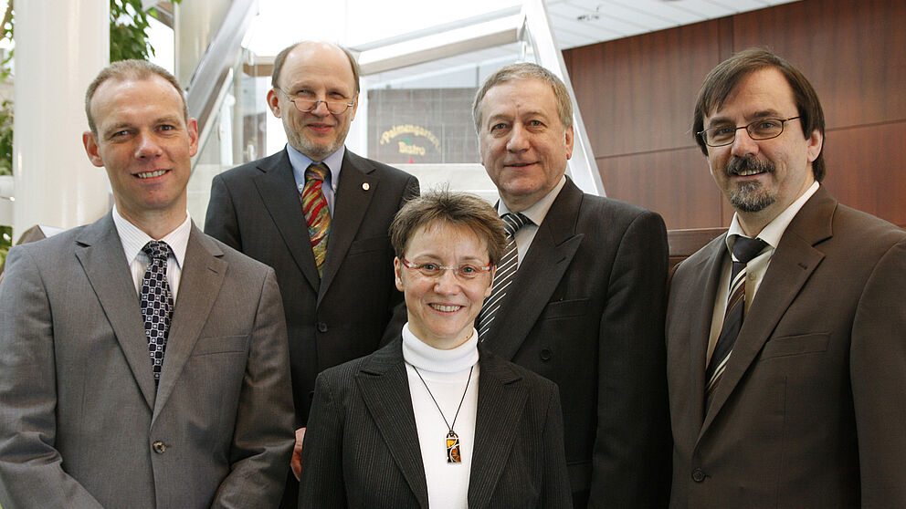 Foto (Tanja Bilanzola): Hauptredner und Organisatoren des 4. Paderborner Tages der IT-Sicherheit : (v. l.) Prof. Johannes Blömer (Universität Paderborn), Dr. Walter Fumy (Bundesdruckerei, Berlin), Dr. Gudrun Oevel (Universität Paderborn), Dr. Michael L
