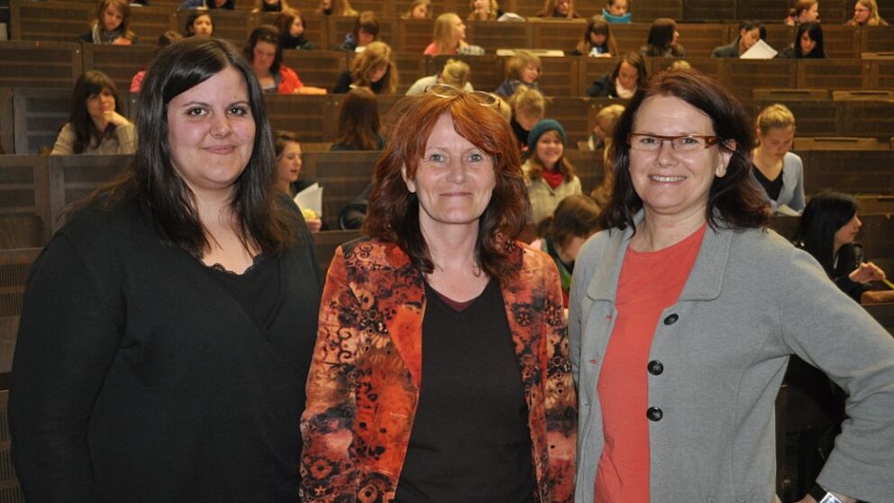 Foto (Universität Paderborn, Mark Heinemann): Von links: Hedda Holtmeier, Dipl. Päd. Irmgard Pilgrim und Prof. Dr. Dorothee Meister begrüßten 165 Teilnehmer im Hörsaal C1.