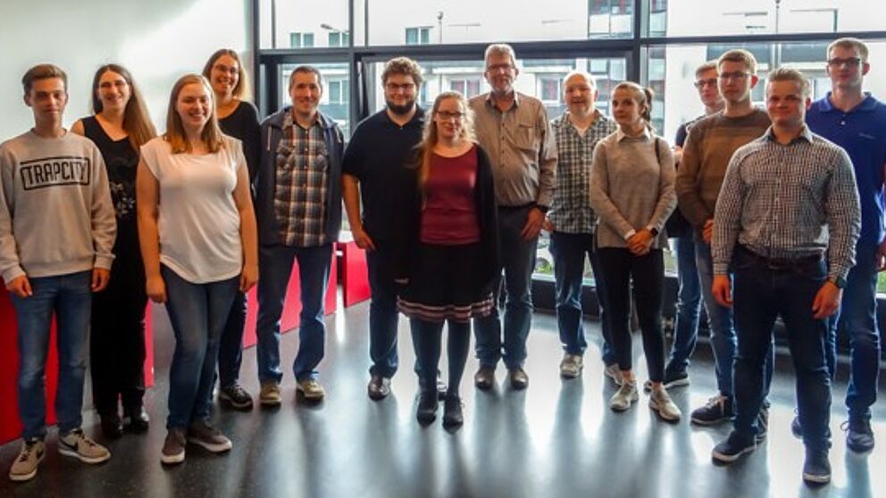 Foto (Universität Paderborn): Ehemalige Auszubildende besuchen das Paderborn Center for Parallel Computing.