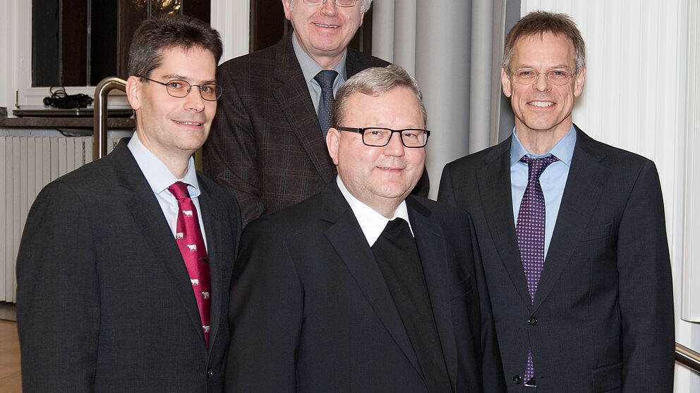 Foto (Johannes Otto): Prof. Dr. Josef Meyer zu Schlochtern, Rektor der Theologischen Fakultät Paderborn (Mitte, oben), begrüßte am vergangenen Dienstagabend den Bischof von Osnabrück, Dr. Dr. h. c. Franz-Josef Bode (Mitte, unten). Er hielt die Abschlu