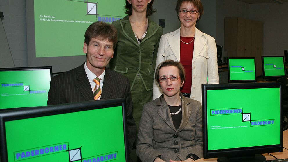 Foto (Moritz Schäfer): Eröffnet und vernetzt wurde das „Paderborner Bildarchiv“ von Präsident Prof. Dr. Nikolaus Risch in Anwesenheit der Projektmitarbeiterin Doris Hartmann und der verantwortlichen Beteiligten Prof. Eva-Maria Seng und Dr. Gudrun O