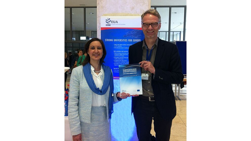 Foto (PACE): Dr. Lidia Borrell-Damian (Direktorin für Forschung und Innovation, EUA, und Leiterin der Projekte DOC-CAREERS II und EUIMA) und Prof. Dr. Eckhard Steffen (Universität Paderborn)
