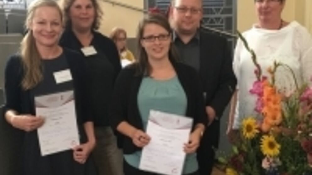 Foto (v. l. n. r.): Dr. Christina Buschle (DJI, München), Prof. Regina Egetenmeyer, Lisa Breitschwerdt (beide Universität Würzburg), Joachim Höper (wbv), Prof. Christiane Hof (für die Sektion Erwachsenenbildung). Bereits abgereist waren Michael Golle