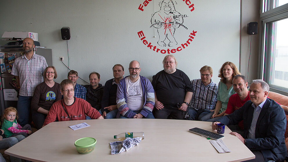 Gruppenbild: Alumni der Fachschaft Elektrotechnik besuchen die Universität. Ein Gruppenbild unter dem Kugelblitz "Britzel" ist daher ein Muss. (Foto: Dietmar Wetzlar)