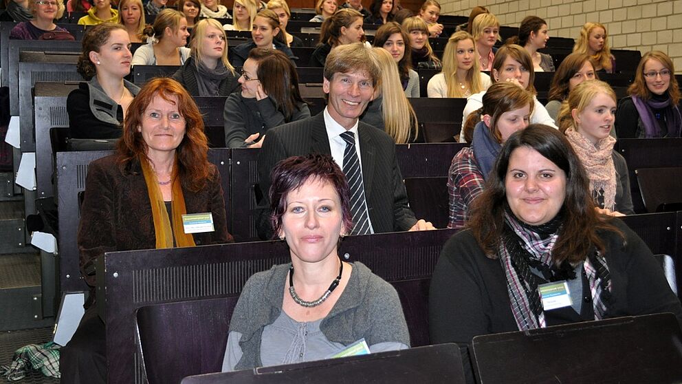 Foto (Universität Paderborn, Mark Heinemann): Dipl.-Päd. Irmgard Pilgrim (links) Gleichstellungsbeauftragte der Universität, Dipl.-Soz.Wiss. Miriam Gwisdalla (vorne) und Hedda Holtmeier (r.) vom Projekt „Frauen gestalten die Informationsgesellschaft