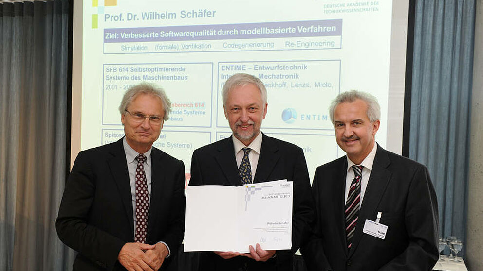 Foto (acatech / P. Himsel): Bei der Übergabe der Urkunde zur Aufnahme (v. l.): acatech Präsident Prof. Dr. Henning Kagermann, Prof. Dr. Wilhelm Schäfer, acatech Präsident Prof. Dr. Reinhard F. Hüttl.
