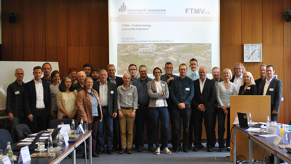 Foto (Universität Paderborn): Die Teilnehmerinnen und Teilnehmer des FTMV-Praktikantentages.