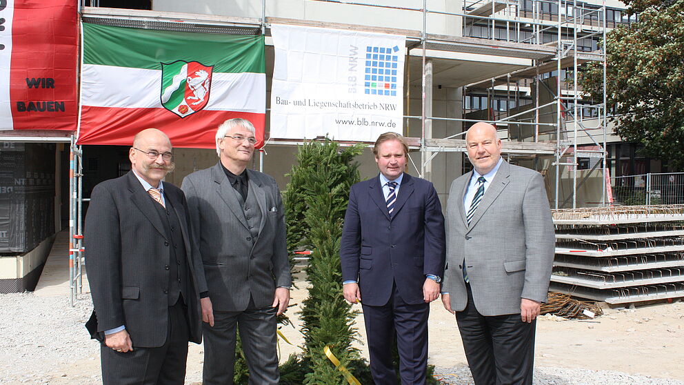 Foto (Universität Paderborn, Tibor Werner Szolnoki): V. li.: Jürgen Plato, Kanzler Universität Paderborn, Rolf Krähmer, Geschäftsführer BLB NRW, Lutz Lienenkämper, NRW-Bauminister, und Heinrich Micus, Leiter Niederlassung Bielefeld Bau- und Liegens