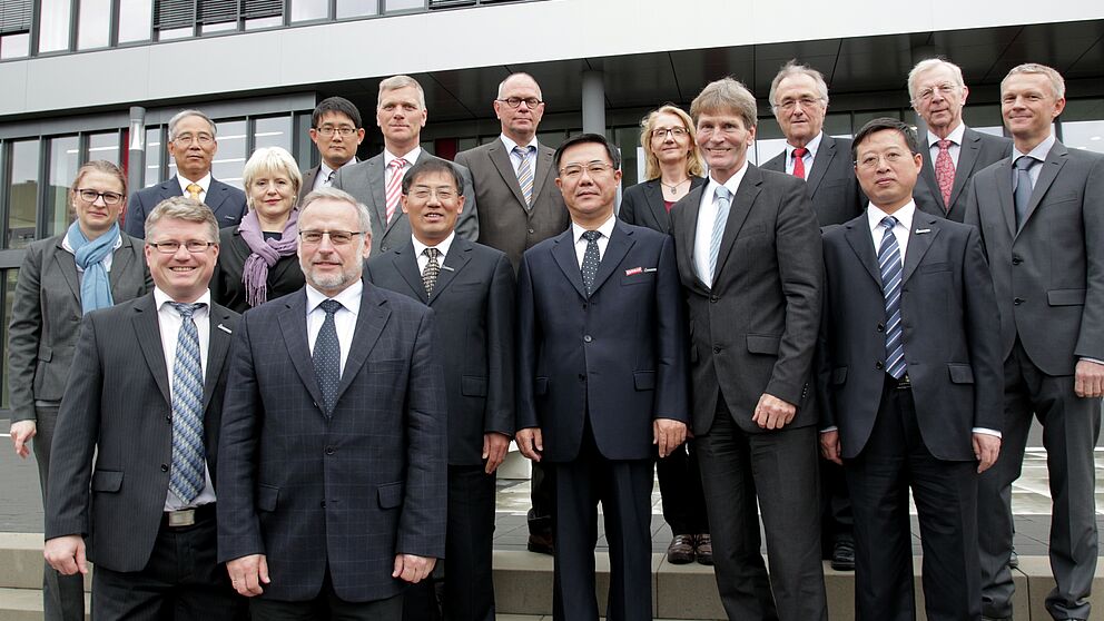 Foto (Universität Paderborn, Vanessa Dreibrodt):   Entwickeln die deutsch-chinesische Hochschulzusammenarbeit weiter: (hintere Reihe, v. l. n. r.) Prof. Guo Aicheng, Leiter des Auslandsamts CDTF, Chunqing Yang, Fakultät Maschinenbau, Prof. Dr.-Ing. Volk