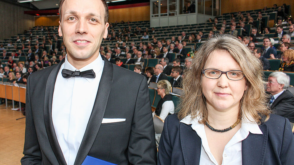 Foto (Universität Paderborn, Johannes Pauly): Dr. Oliver Strube erhält den Forschungspreis der Universität Paderborn von Prof. Dr. Christine Silberhorn, Vizepräsidentin für Forschung und wissenschaftlichen Nachwuchs.