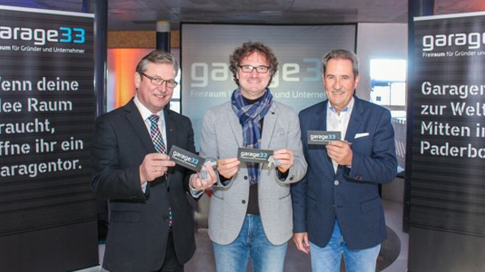 Foto (Universität Paderborn, Johannes Pauly): Sie starten ‚garage33‘ als Silicon Valley in OWL (v. l.): Bürgermeister Michael Dreier, Prof. Dr. Rüdiger Kabst, Vizepräsident für Technologietransfer und Marketing der Universität sowie TecUP-Chef u