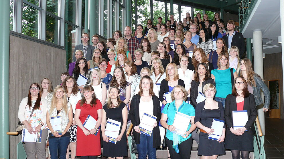 Foto (Universität Paderborn, Silvia Sporkmann): Absolventinnen und Absolventen des Ersten Staatsexamens Juli 2013