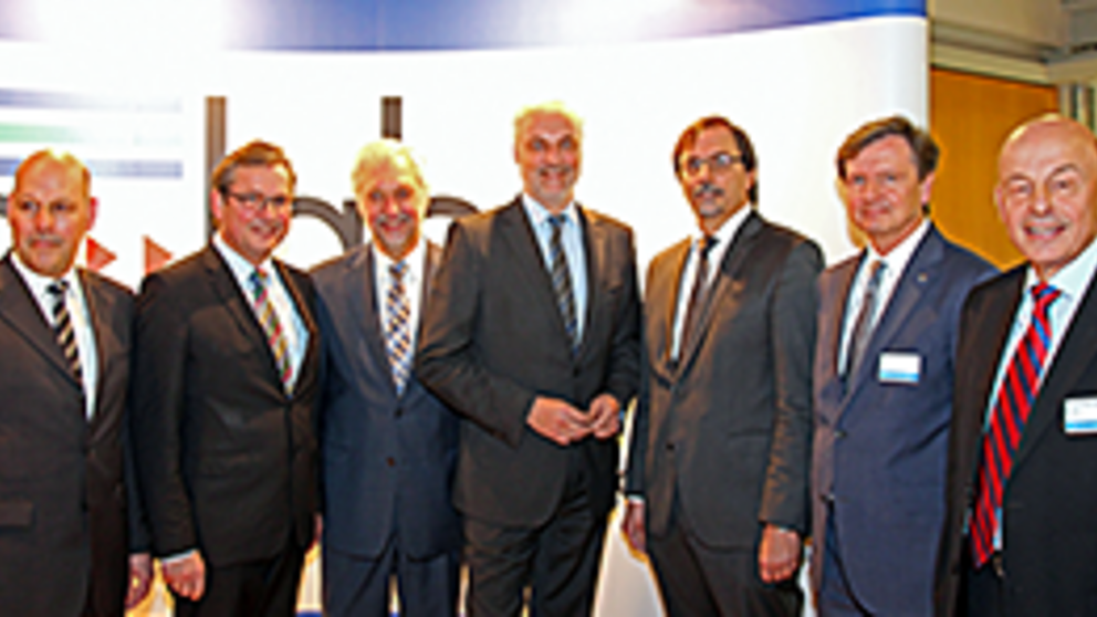 Foto (C-LAB, Jan Braun) v. li.: Jörg Wehling, C-LAB-Vorstand (Atos Deutschland), Michael Dreier, Bürgermeister Stadt Paderborn, Prof. Dr. Wilhelm Schäfer, Präsident Universität Paderborn, Garrelt Duin, NRW-Wirtschaftsminister, Prof. Dr. Gregor Engels