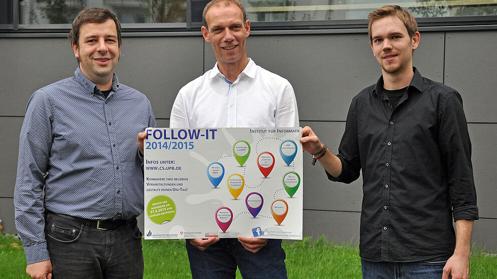 Foto (Universität Paderborn): (v. l.) Jun.-Prof. Dr. Christian Plessl, Prof. Dr. Johannes Blömer und Jannic Huesemann präsentieren das Angebot der Follow-IT – Schülerworkshops.
