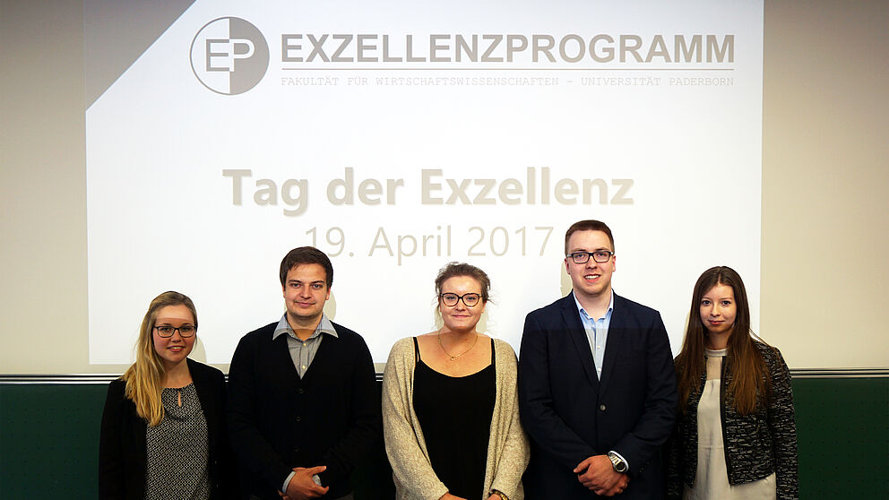Foto (Peter Rüsing): Die Teilnehmer des Exzellenzseminars stellten die Ergebnisse ihrer Studienarbeiten vor: v. l. n. r.: Mara Kerstein, Jonas Hesse, Laura Decher, Marco Kerkemeier und Sarah Herwald.