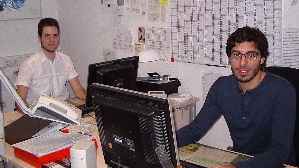 Foto (Universität Paderborn): Sammy Al-Hamwi und Mark-Stefan Riepe, Informatikstudenten, warten im Chat auf Fragen rund ums Informatikstudium.