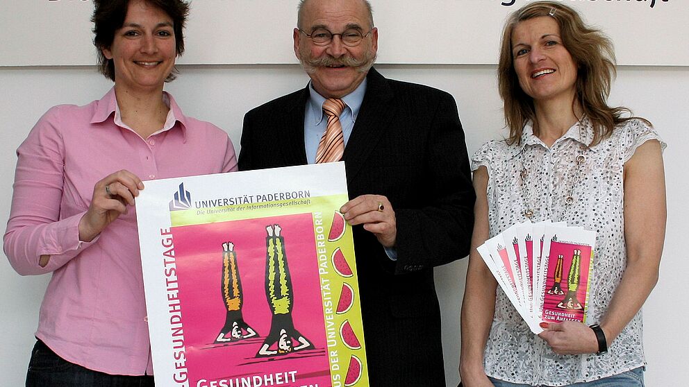 Foto (Universität Paderborn, Heiko Appelbaum): Sandra Bischof (li.), Uni-Kanzler Jürgen Plato und Diana Riedel, Sachgebietsleiterin für Arbeits-, Gesundheits- und Umweltschutz an der Universität Paderborn, werben für die Uni-Gesundheitstage 2011.