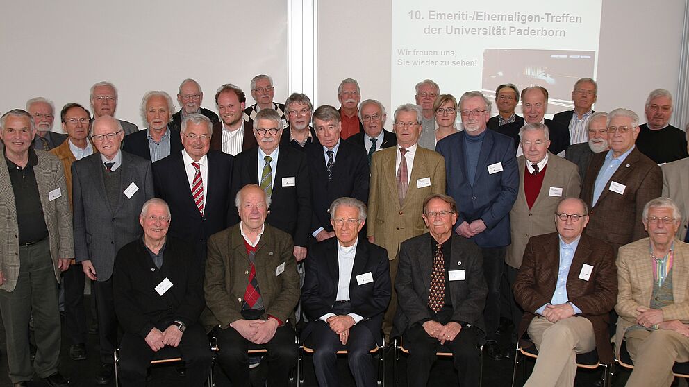 Foto (Universität Paderborn, Vanessa Dreibrodt): Bleiben ihrer alten Wirkungsstätte verbunden: die Teilnehmer des zehnten Emeriti-Treffen der Uni Paderborn.