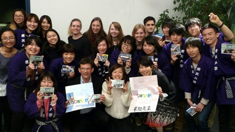 Foto (Universität Paderborn): Teilnehmende Studierende des ISP 2017 mit den Programmbeauftragten Prof. Dr. Kazuko Suematsu (vorne 3. v. r.) und Prof. Dr. Stefan Jungblut (vorne 2. v. l.) während des Japanischen Abends, veranstaltet im Internationalen Be