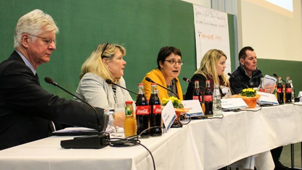 Foto (Universität Paderborn, Johannes Pauly): Podiumsdiskussion auf dem Tag der Lehre (v. l.): Prof. Dr. Wilfried Müller, Dr. Sigrun Nickel, Prof. Dr. Riegraf, Janina Beckmeier und Prof. Dr. Holger Burckhart.