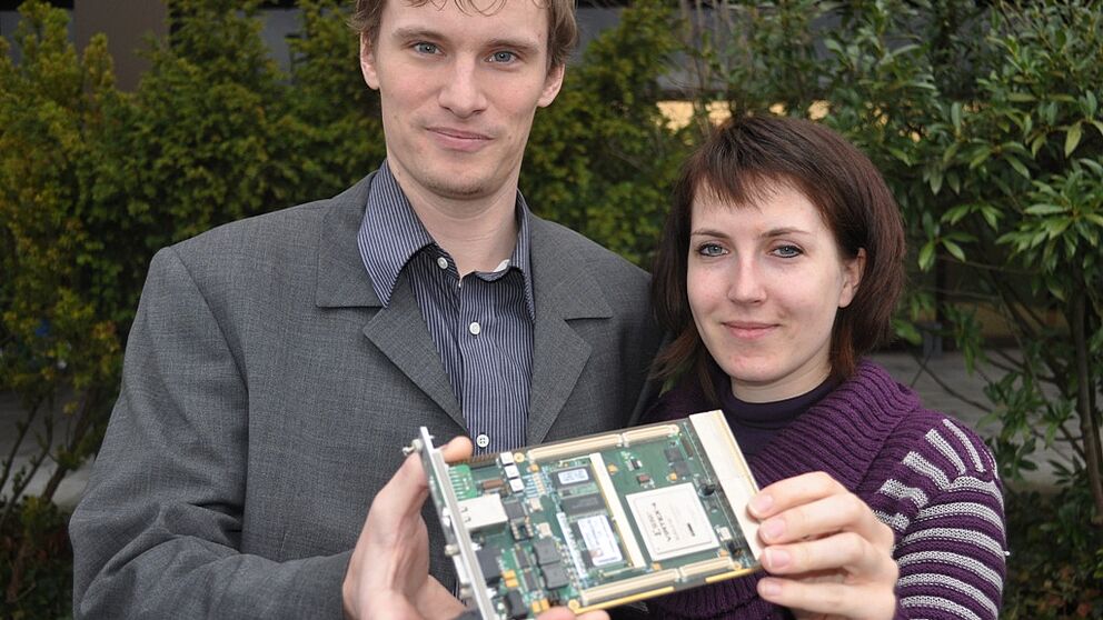 Foto (Mark Heinemann): Große Wirkung im kleinen System: Katharina Stahl und Daniel Baldin forschen an einer Software, die autonom fehlerhafte Prozesse innerhalb einer Hardware erkennen und beheben kann. So beugen sie schweren elektronischen Systemausfäl