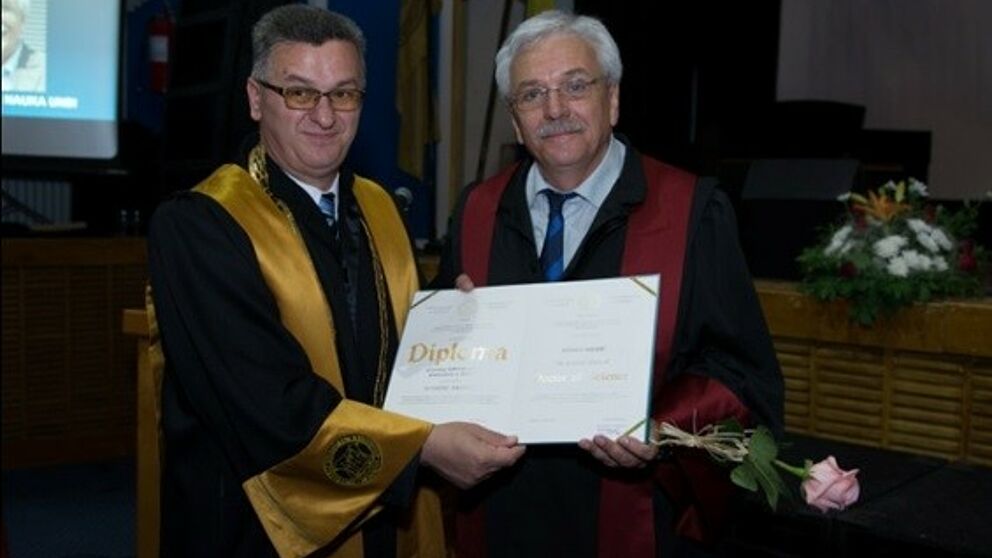 Foto (Universität Paderborn): Übergabe der Ehrendoktorwürde (links Rektor der Universität Bihać Prof. Dr. Fadil Islamović, rechts Ahmet Mehic).