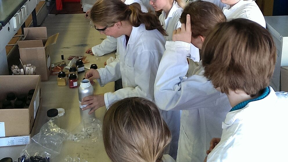 Foto (Universität Paderborn, Anja Demir): Chemie-Workshop zur Lackchemie