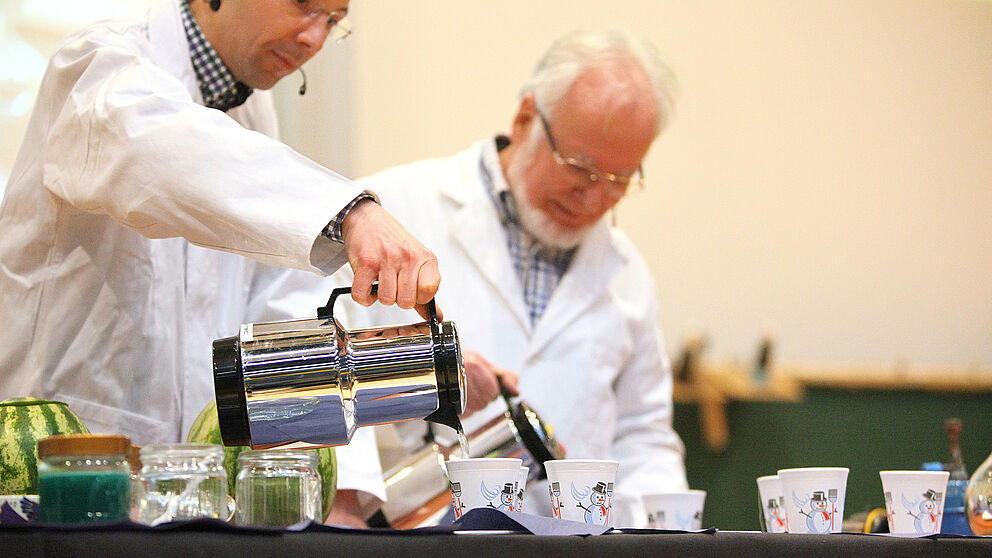 Foto (Universität Paderborn, Adelheid Rutenburges): Manche Chemie-Fragen führen auch zu kulinarischen Antworten, die das Publikum verkosten darf.