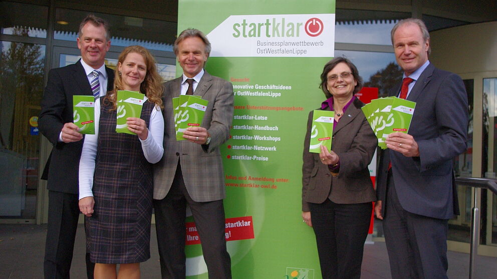 Foto (OstWestfalenLippe Marketing): Startklar für die zweite Runde: v. l. Michael Fröhlich, Sparkasse Bielefeld, Astrid Butt, OWL Marketing, Herbert Weber, OWL Marketing, Maria Klaas, IHK Lippe zu Detmold, Thomas Niehoff, IHK Ostwestfalen zu Bielefeld.