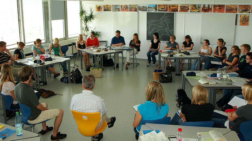 Foto (Mark Heinemann): Umbau ohne schweres Möbelrücken: Studierende im „Didaktischen Labor“, das sich flexibel und den jeweiligen Lernbedürfnissen entsprechend anpassen lässt.