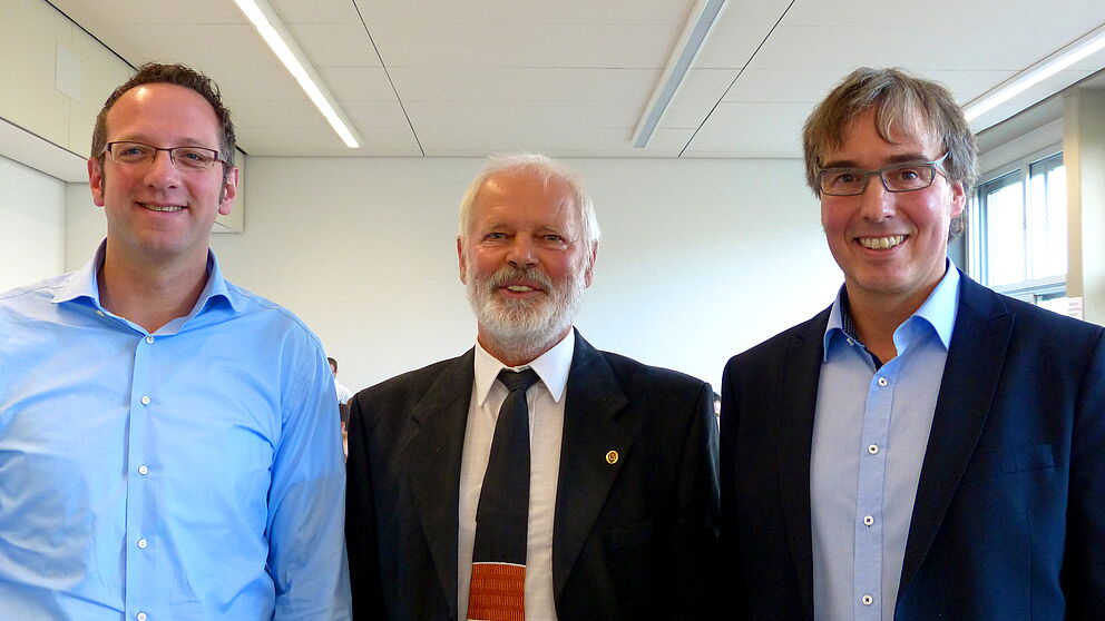 Foto (Universität Paderborn, Markus Lauert): Feierliche Verabschiedung im Rahmen des Seminars „Einführung in den Sport für Menschen mit Behinderung“, von rechts: Nachfolger Dr. Th. Barthel, Dr. Uwe Rheker und Prof. Dr. C. Reinsberger (Lehrstuhlleit