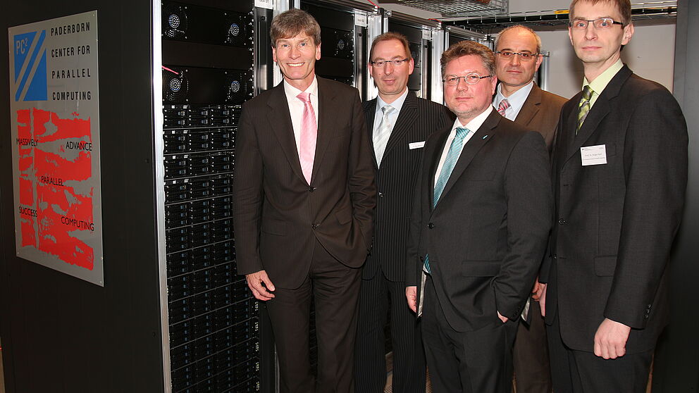 Foto (Universität Paderborn, Patrick Kleibold): Bei der offiziellen Inbetriebnahme des neuen Hochleistungsrechners im PC² (v. r.):  Prof. Dr. Nikolaus Risch (Präsident der Universität Paderborn), Dr. Oliver Hermann (Präsident Hochschule Ostwestfalen-