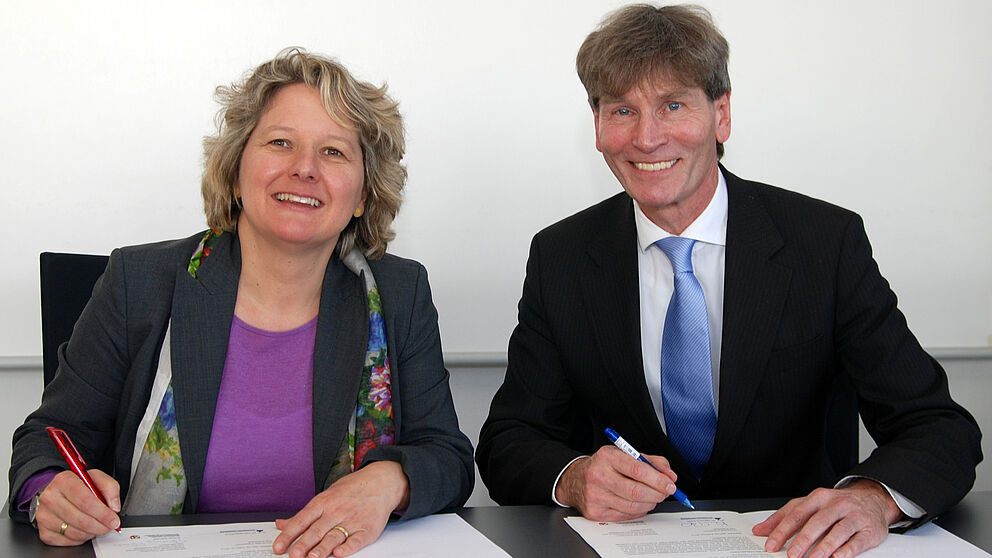 Foto (Norma Langohr): NRW-Wissenschaftsministerin Svenja Schulze und Präsident Prof. Dr. Nikolaus Risch unterzeichnen die Zielvereinbarung.