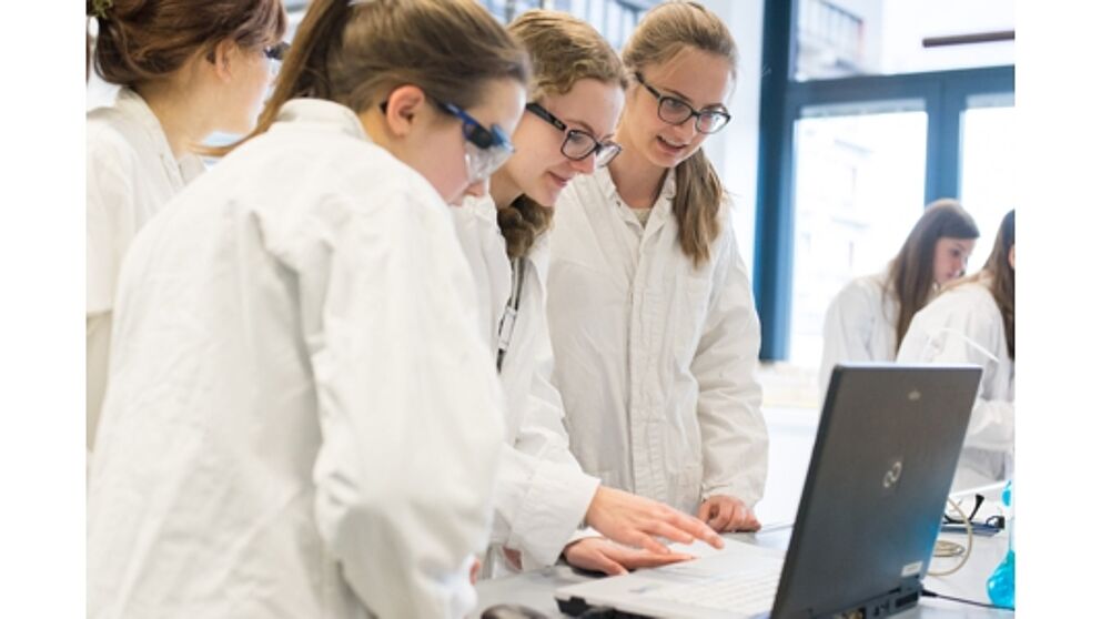 Foto (Universität Paderborn): Schülerinnen experimentieren während der Frühlings-Uni.