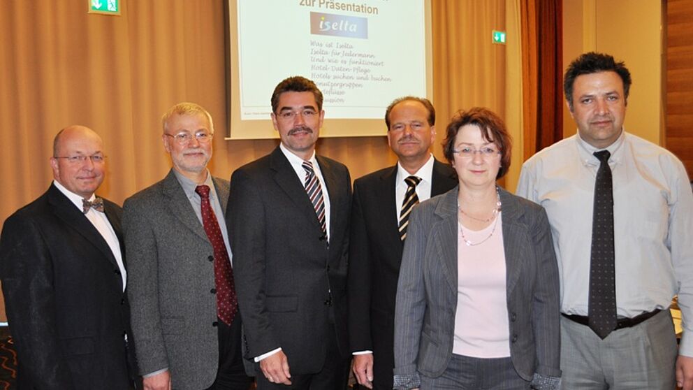 Foto (Mark Heinemann): (v. li.): Heribert Zelder, Prof. Dr. Fevzi Belli, Michael Hahn (Vorsitzender des Verkehrsvereins Paderborn), Hans-Joachim Koos (ISELTA), Nadja Danne (stellv. Geschäftsführerin Touristikzentrale Paderborner Land) und Suayip Isik.