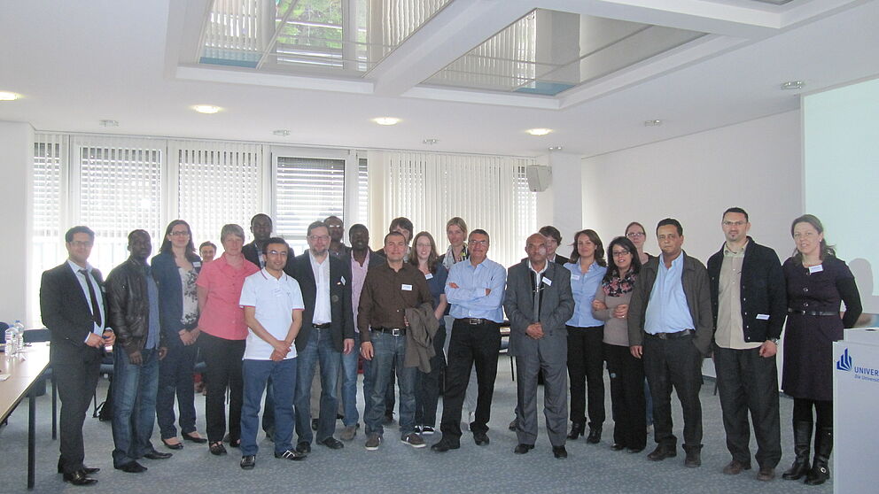 Foto: Dr. Brahim Moussa (6. v. li.), Prof. Dr. Michael Hofmann (7. v. li.), Dr. Chaouki Kacem (10. v. li.)