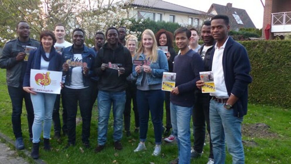 Foto (Matthias Schmitt): Studierende der Universität Paderborn aus vielen Nationen, links Studierendenpfarrerin Heidrun Greine.