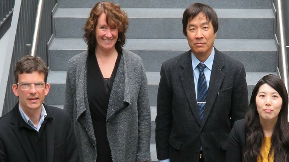 Foto (Universität Paderborn): Anlässlich ihres Gastbesuchs wurden der Vizepräsident der Universität Oita Prof. Dr. Norio Shimoda (2. v. r.) sowie vom International Office der Universität Oita Frau Mika Kouno (1. v. r.) an der Fakultät für Wirtschaf