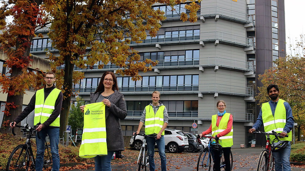 Foto (Heiko Appelbaum): Sandra Bischof, Leiterin der Gesunden Hochschule (2. v. l.), freut sich mit einigen Mitradelnden aus dem Uni-Team über den dritten Platz. V. l.: Sascha Trippel, Pascal Pissier, Meike Wohlleben und Akshay Verma.